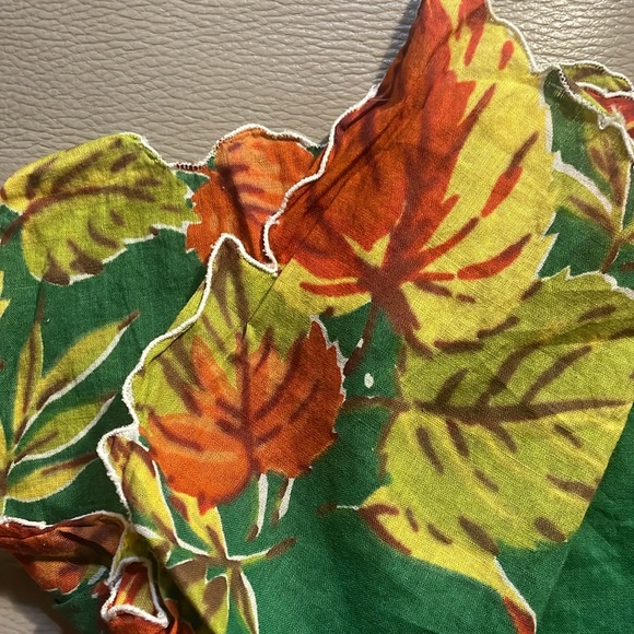 1feet green w scalloped leaves trimmed in white the leaves are falling - Picture 3 of 3